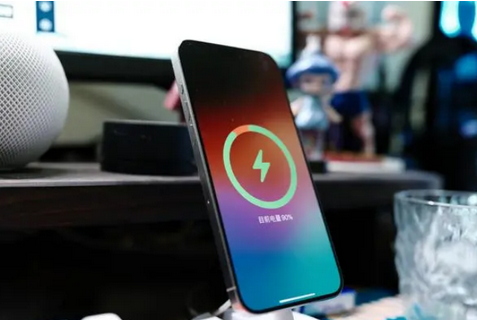龙游苹果15换屏服务分享用什么充电器给iPhone15充电更好 